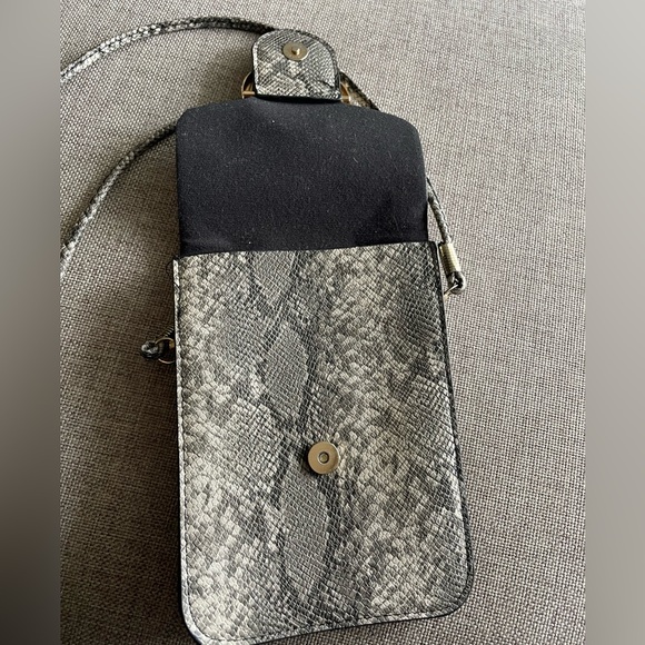Grey faux snakeskin purse with gold detail - Picture 4 of 5